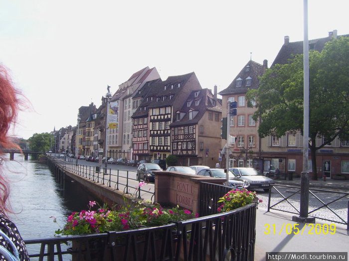 Река Ииль, вид  на набережную. Обратите внимание на архитектуру. Страсбург, Франция