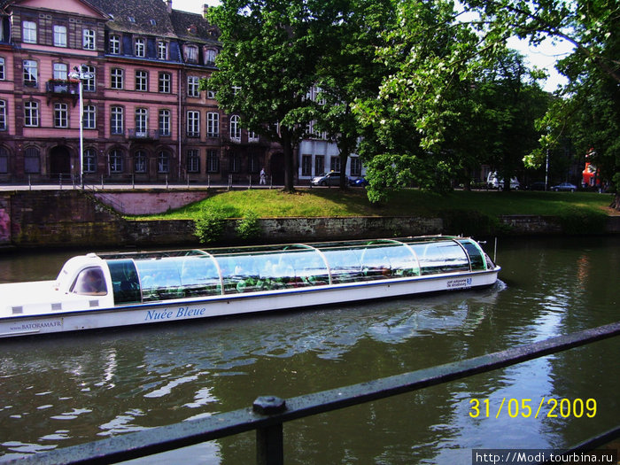 Экскурсионный кораблик. Очень интересная экскурсия по каналам. Стоимость 8 евро. Продолжительность  около часа. Страсбург, Франция