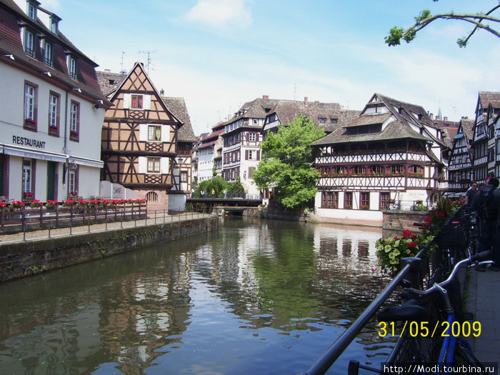 Канал, а в конце шлюз. Справа  дом 14 века Страсбург, Франция