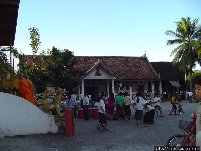 Праздник в монастыре Ват-Манолом Луанг-Прабанг, Лаос