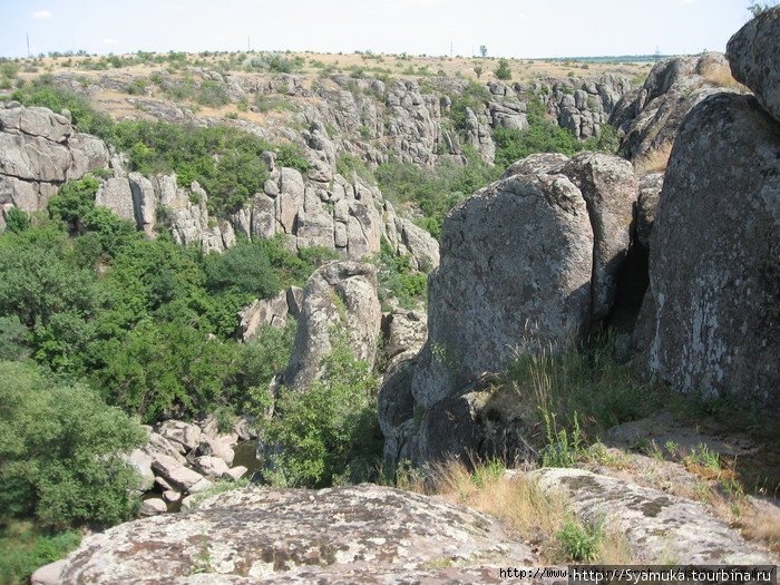 Здесь скалы подходят друг к другу очень близко. Вознесенск, Украина