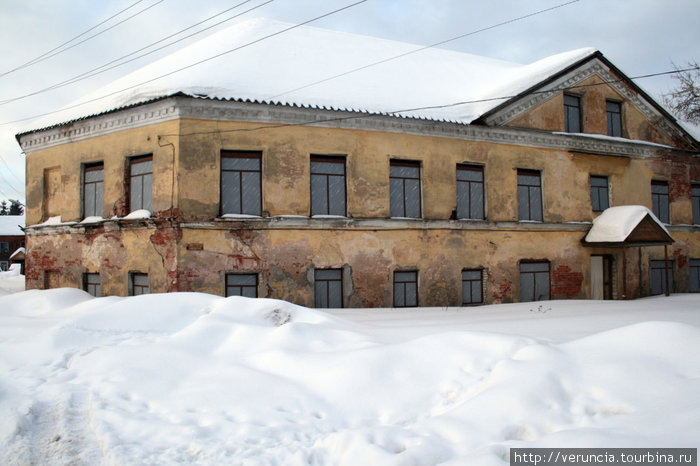 Монастырские корпуса.