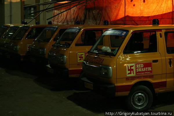 В Европе символ машин скорой помощи — красный крест, на Ближнем Востоке — красный полумесяц, в Индии — красная свастика. Харидвар, Индия