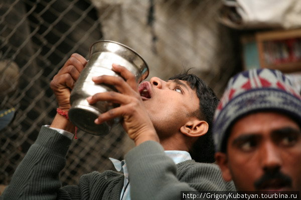 Индийцы с детства умеют пить из уличной посуды не касаясь ее губами. Харидвар, Индия