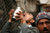 Индийцы с детства умеют пить из уличной посуды не касаясь ее губами.