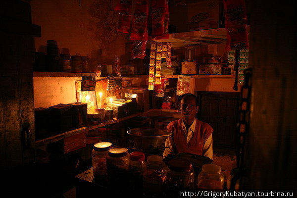 Вечером в деревне нет света, и магазинчики освещают при помощи свечей. Харидвар, Индия