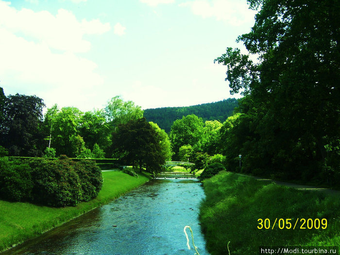 На заднем плане Шварцвальд, а из горного ущелья вытекает  речка с прозрачной водой . Баден-Баден, Германия