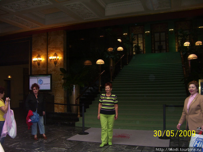 В зал ведет лестница покрытая зеленным ковром, кстати и игорный стол то же покрыт зеленным сукном. Баден-Баден, Германия