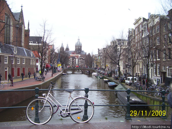 Один из каналов Амстердам, Нидерланды