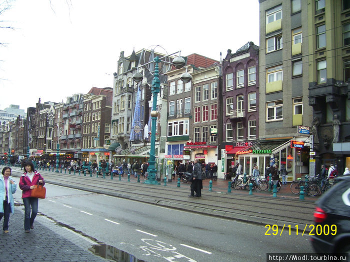 Просто улица с гуляющими — все довольны жизнью Амстердам, Нидерланды