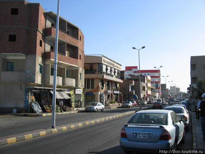 сквозное шоссе — отличительная особенность приморских городков Хургада, Египет