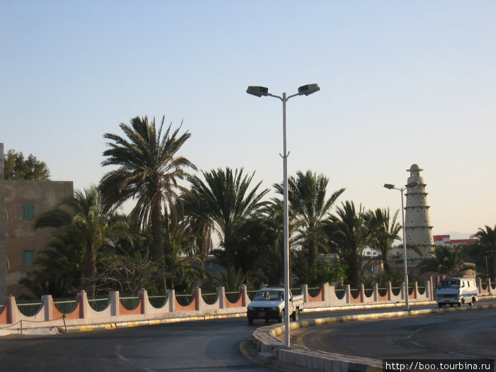 за этим забором скрывается городской порт Хургада, Египет