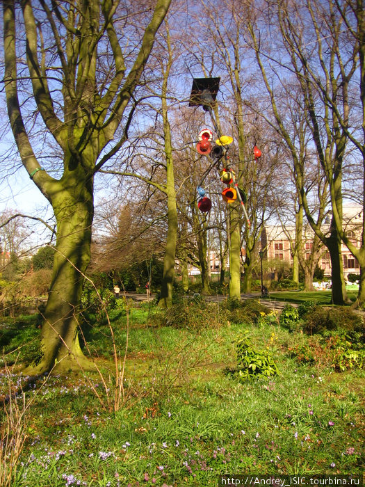 Еще более странные конструкции в парке — висят между деревьев Гаага, Нидерланды
