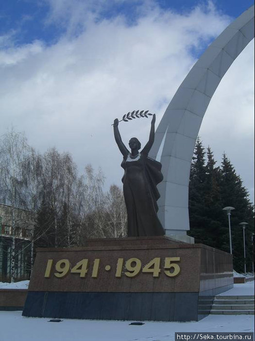 Скульптура на входе Новокузнецк, Россия