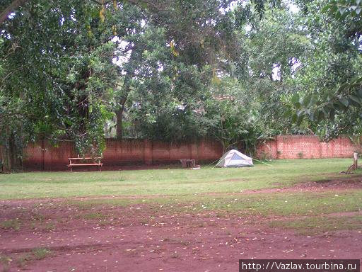 У кого нет денег на жильё, ставит на территории палатку Кампала, Уганда