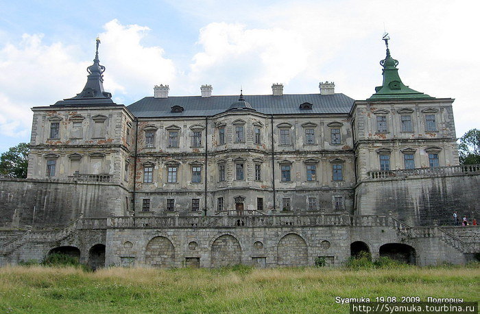 Своим появлением замок обязан Станиславу Конецпольскому, который в 1633 году купил здесь землю с небольшим деревянным укреплением у бояр Пидгорецких.