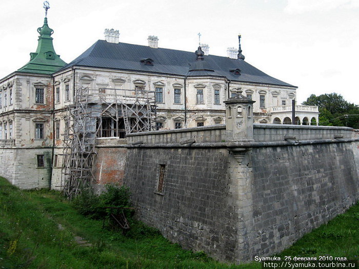 Замок был построен в форме квадрата со стороной 100 метров. Подгорцы (Бродовский район), Украина