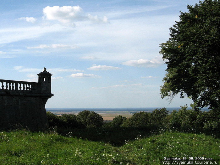 За замковым ансамблем — поле. Подгорцы (Бродовский район), Украина