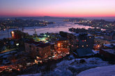 Вид на вечерний город зимой с сопки.