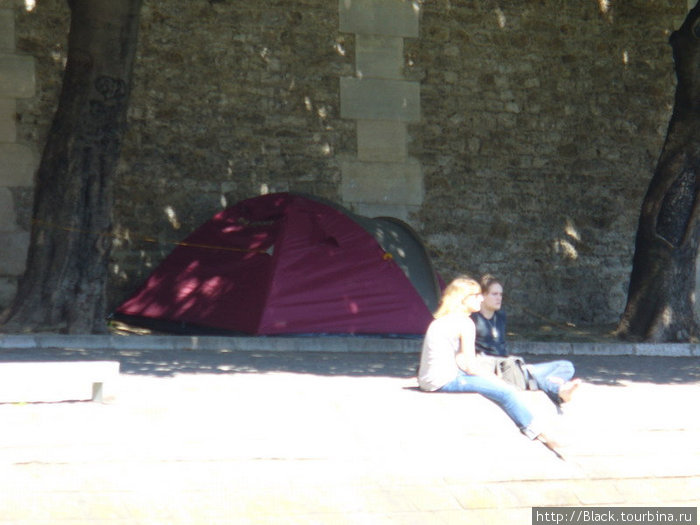 Вот так там жили девчонки...в палаточке прямо над водой. Париж, Франция