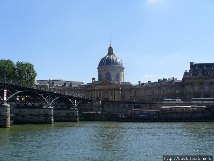 Мост Искусств с Институтом Франции на заднем плане — первый железный мост Парижа через реку Сену Париж, Франция