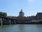 Мост Искусств с Институтом Франции на заднем плане — первый железный мост Парижа через реку Сену