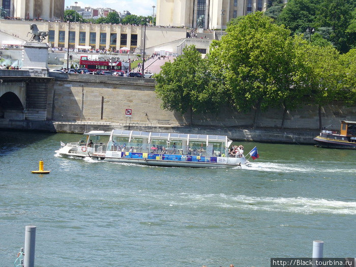 Так выглядят кораблики с берега (впрочем там есть разныек модели) Париж, Франция