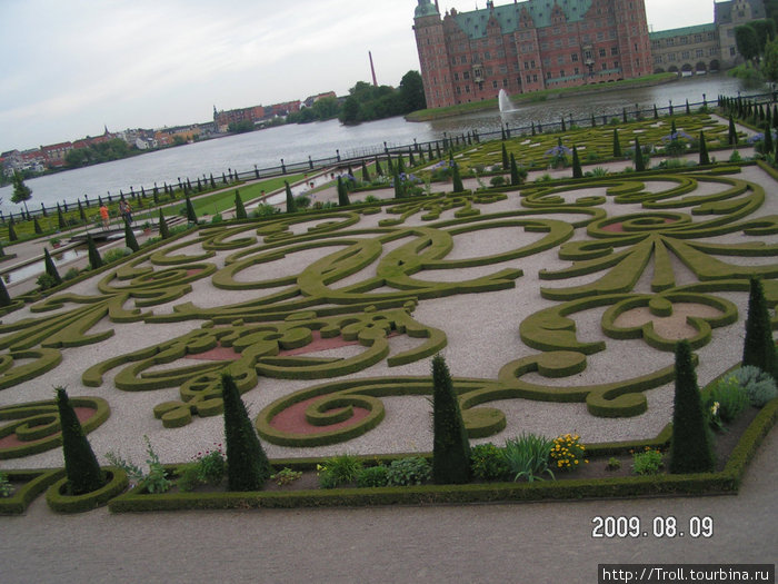Королевская монограмма, выраженная кустами и дорожками Хиллерёд, Дания