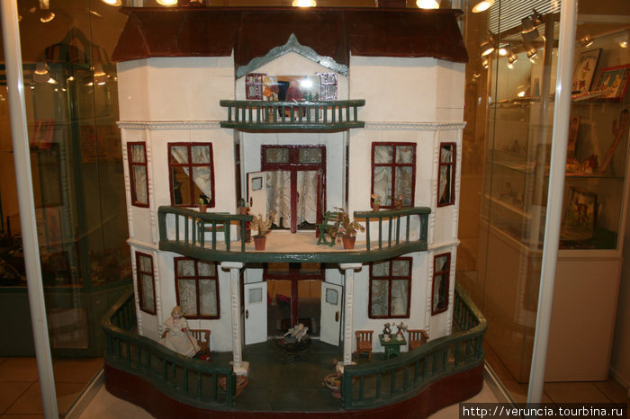 Фонд индустриальной игрушки музея насчитывает более 3000 экспонатов, изготовленных в странах западной и восточной Европы, США, Японии, Китае и Российской Империи. Санкт-Петербург, Россия
