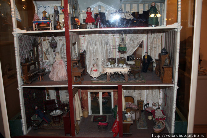 Одним из самых интересных экспонатов является немецкий кукольный дом (нач. 20 века). Такие дома были известны уже в 16 веке. Санкт-Петербург, Россия