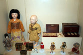 Появившийся в 18 веке фарфор, начал активно использоваться для производства кукольных головок в нач. 19 века.