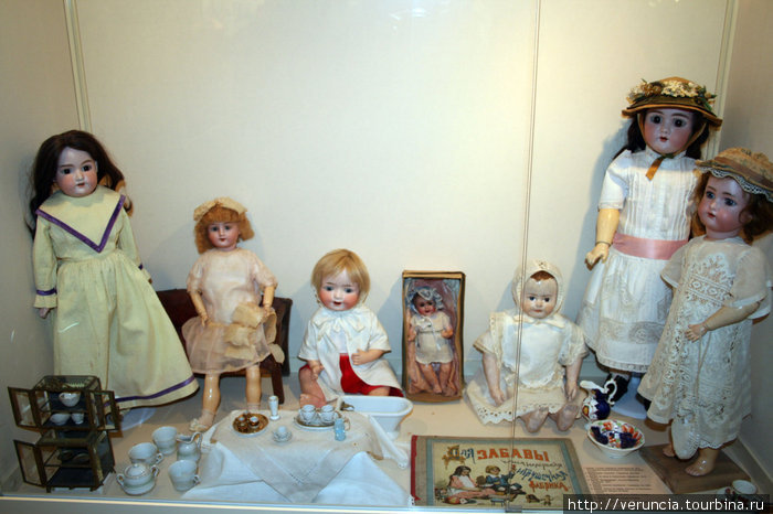 Кукольное производство возникло в начале 19 века в Германии. На фабрике Ф. Мюллера изготавливали полые изнутри куклы из папье-маше. Санкт-Петербург, Россия