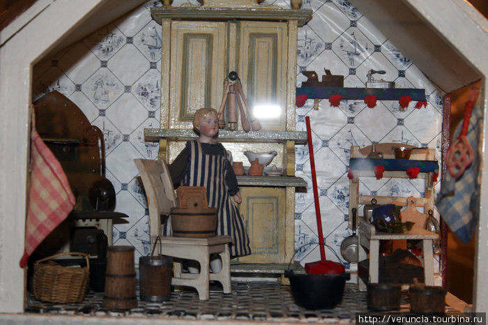 Изготовленные руками мебельщиков, ювелиров, резчиков, кукольные дома являлись украшением домов богатых семей. Санкт-Петербург, Россия