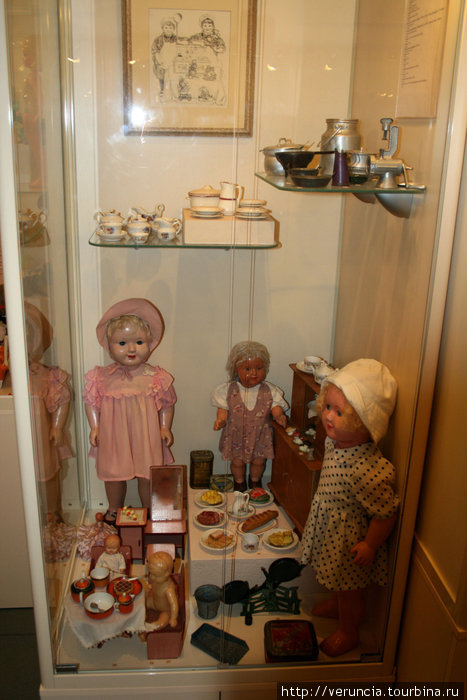 В 1920-1930-е годы куклы производились в кооперативных артелях. Затем появились фабрики в Москве и Ленинграде. Знаменитая «Ленигрушка». Санкт-Петербург, Россия