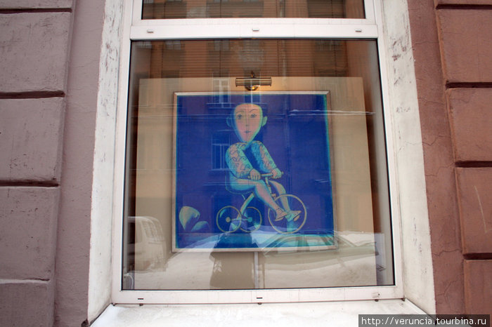 Веселенькие окна музея игрушек со стороны улицы. Санкт-Петербург, Россия