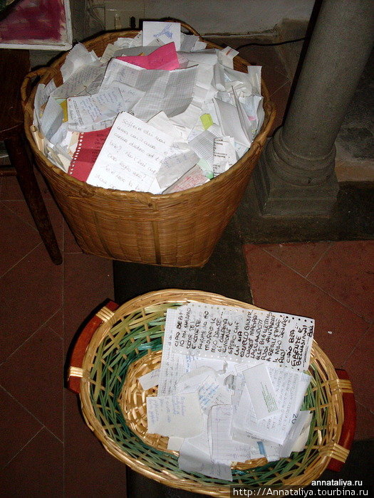 Беатриче похоронена именно в ней. На ее надгробии лежит букет цветов, а рядом стоят две корзины, куда люди кладут записочки со своими сокровенными желаниями. Считается, что Беатриче их обязательно исполнит! Флоренция, Италия