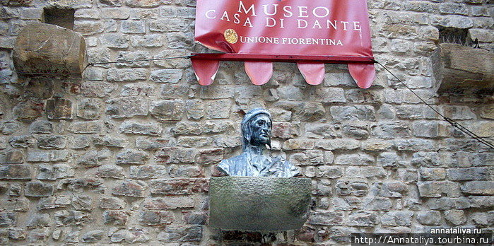Барельеф Данте Алигьери на стене его дома-музея Флоренция, Италия