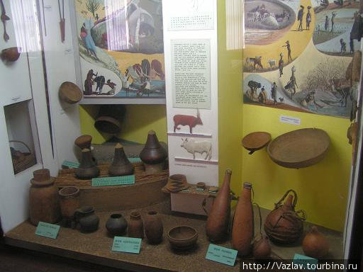 Одна из витрин музея Кампала, Уганда
