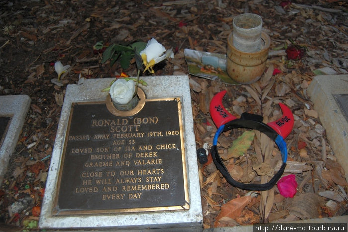 Здесь похоронен Бон Скотт — бывший вокалист легендарной австралийской рок группы ACDC Фримантл, Австралия