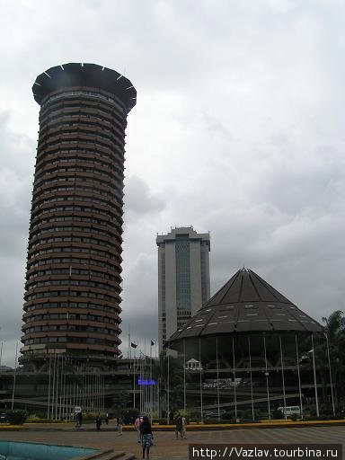 Возле башни; вход прямо по курсу Найроби, Кения