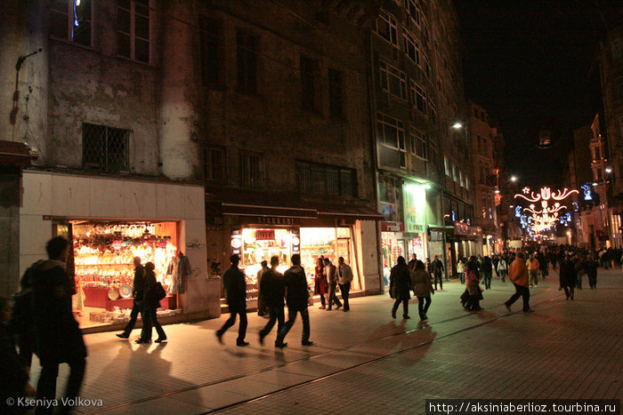 улица Истиклаль вечером Стамбул, Турция