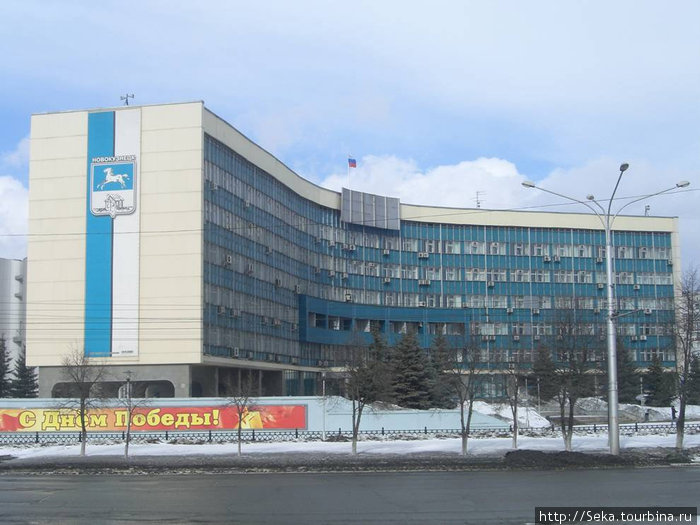 Здание администрации города с гербом на нем Новокузнецк, Россия