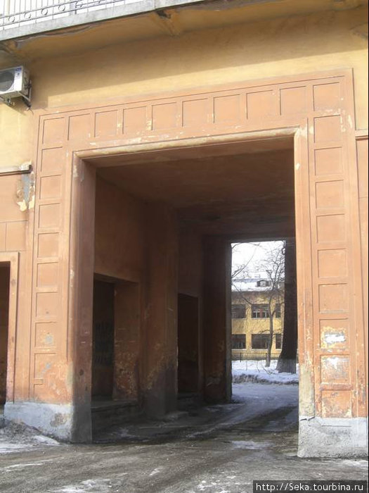 В Новокузнецке много домов с арками