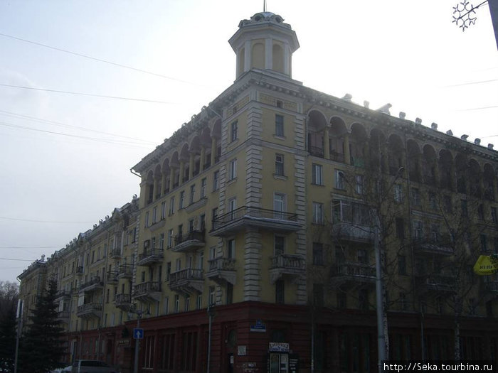 Еще одно здание напротив Новокузнецк, Россия