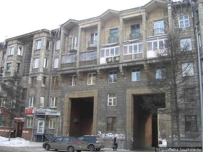 Дом с двумя арками на улице Суворова Новокузнецк, Россия