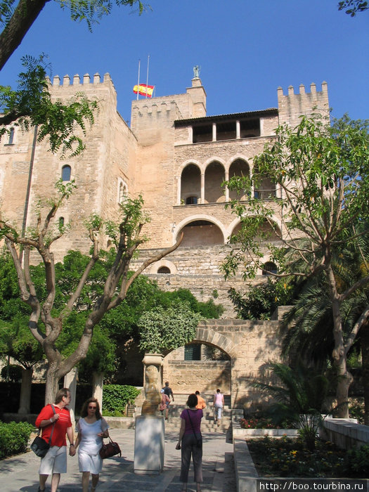 дворец Альмудайна Пальма-де-Майорка, остров Майорка, Испания