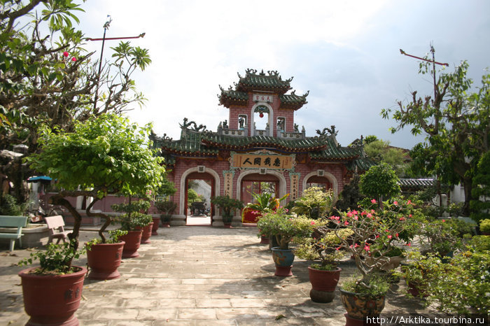 Хойан. Ворота, ведущие к Храму. Дананг, Вьетнам
