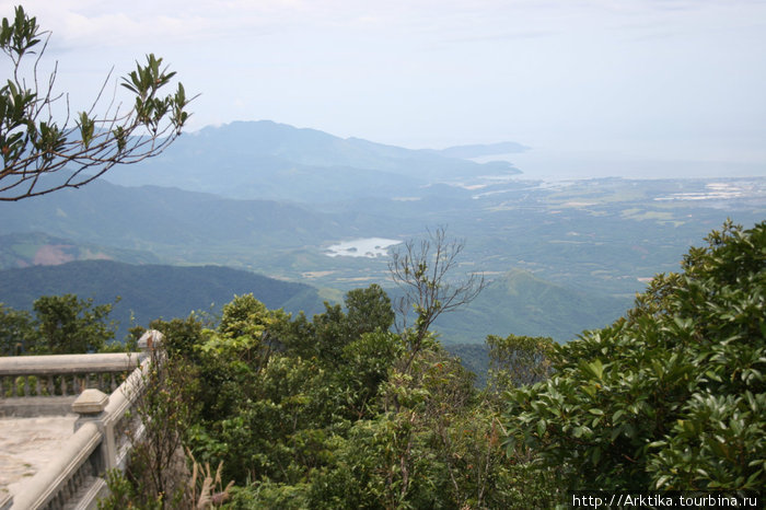Ба-На Хиллс. Видны горы обезьян, Данаг, река Ароматная и южно-китайское море. Дананг, Вьетнам