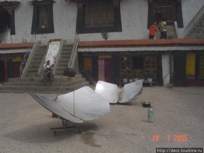 Это солнечный нагреватель. Монахи здесь кипятят чай Лхаса, Китай