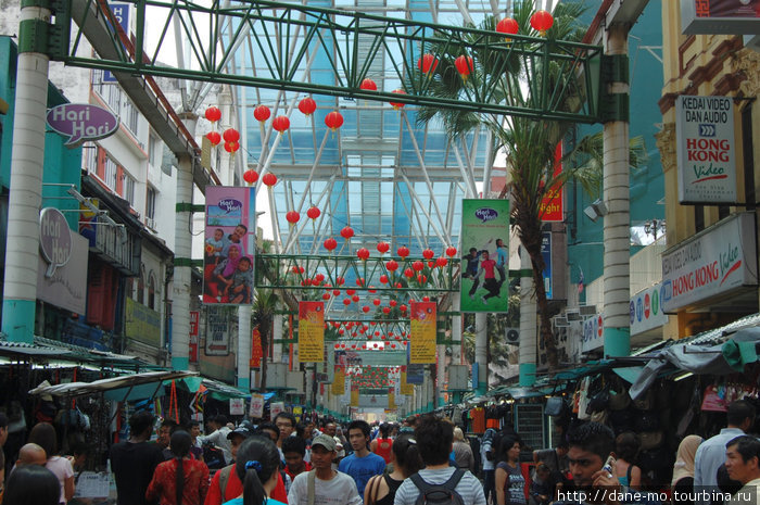 Центральная торговая улица в китайском районе Куала-Лумпур, Малайзия